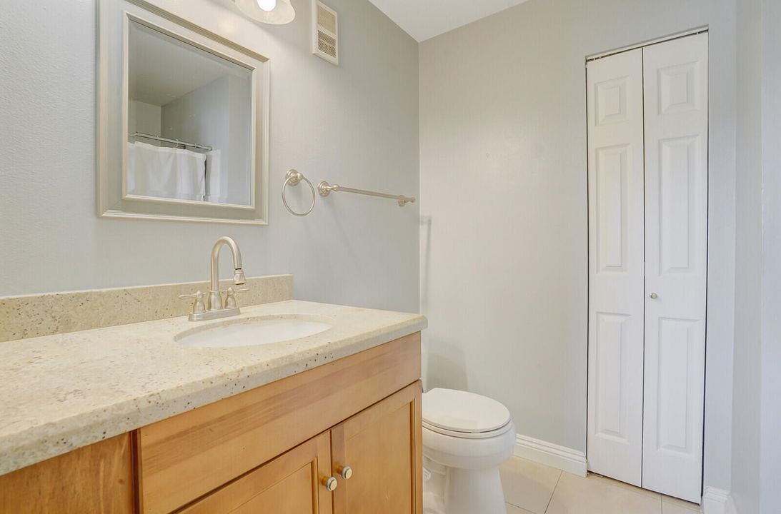 For Sale: $220,000 (2 beds, 2 baths, 888 Square Feet)