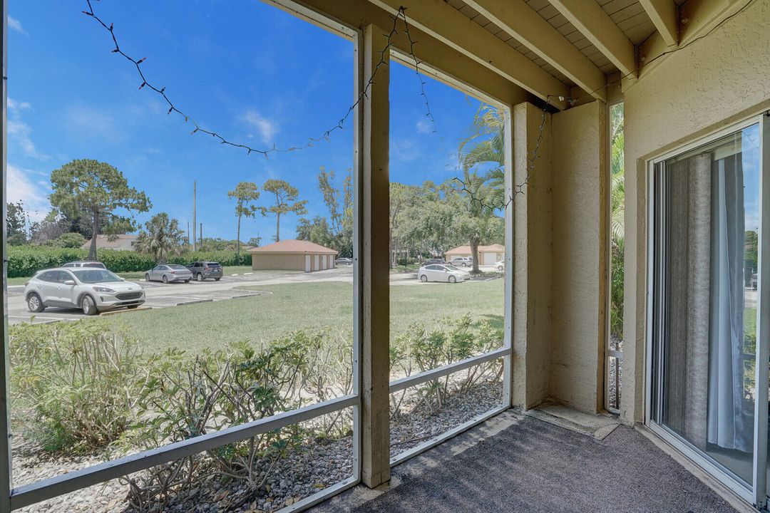 For Sale: $220,000 (2 beds, 2 baths, 888 Square Feet)