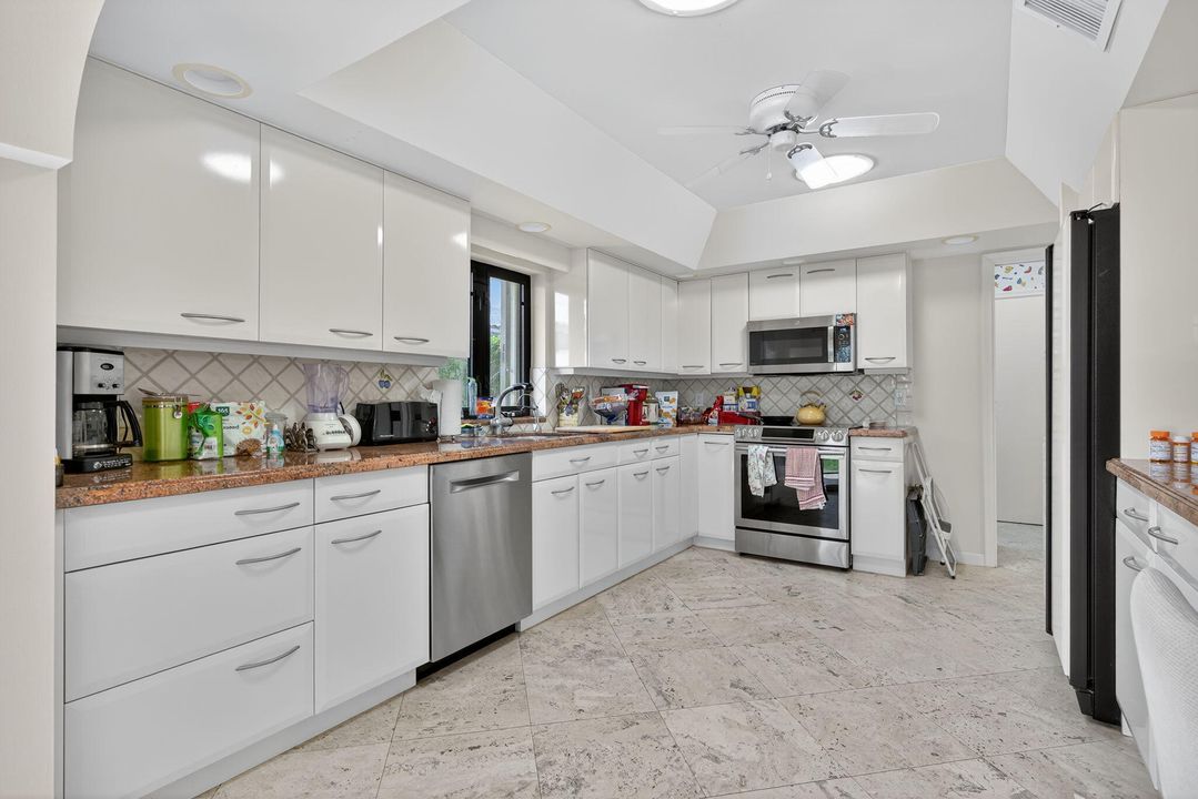 For Sale: $945,000 (2 beds, 2 baths, 2887 Square Feet)