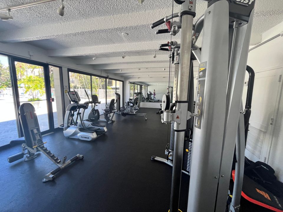 For Sale: $275,000 (2 beds, 2 baths, 1170 Square Feet)