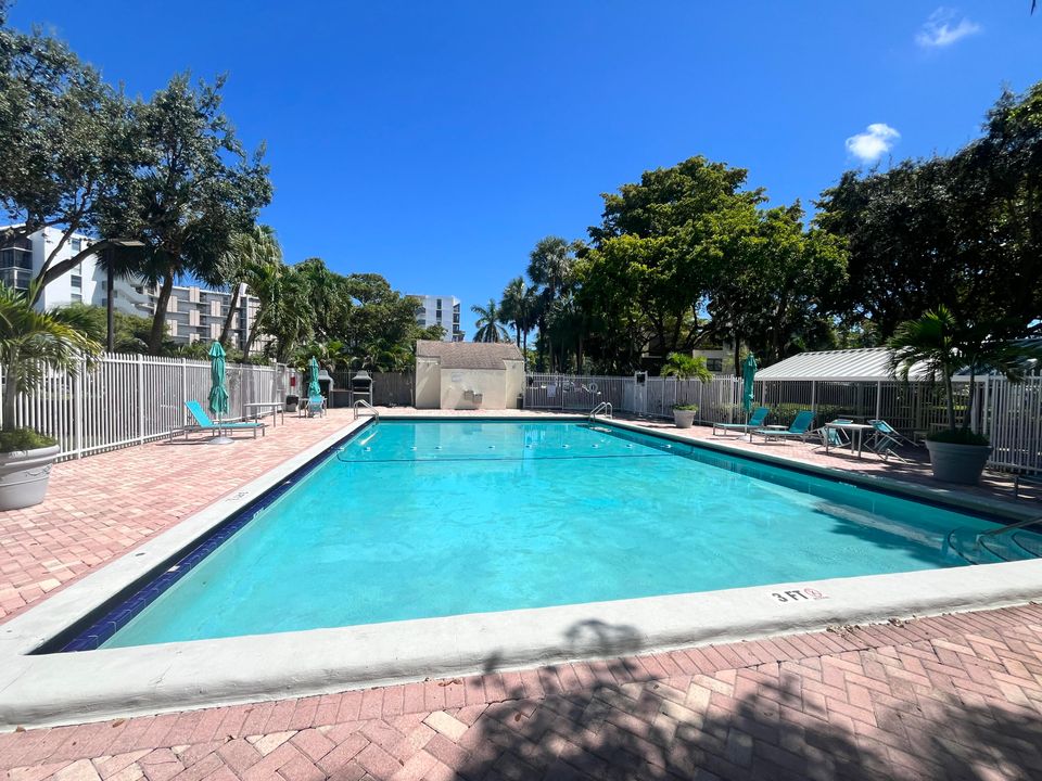 For Sale: $275,000 (2 beds, 2 baths, 1170 Square Feet)