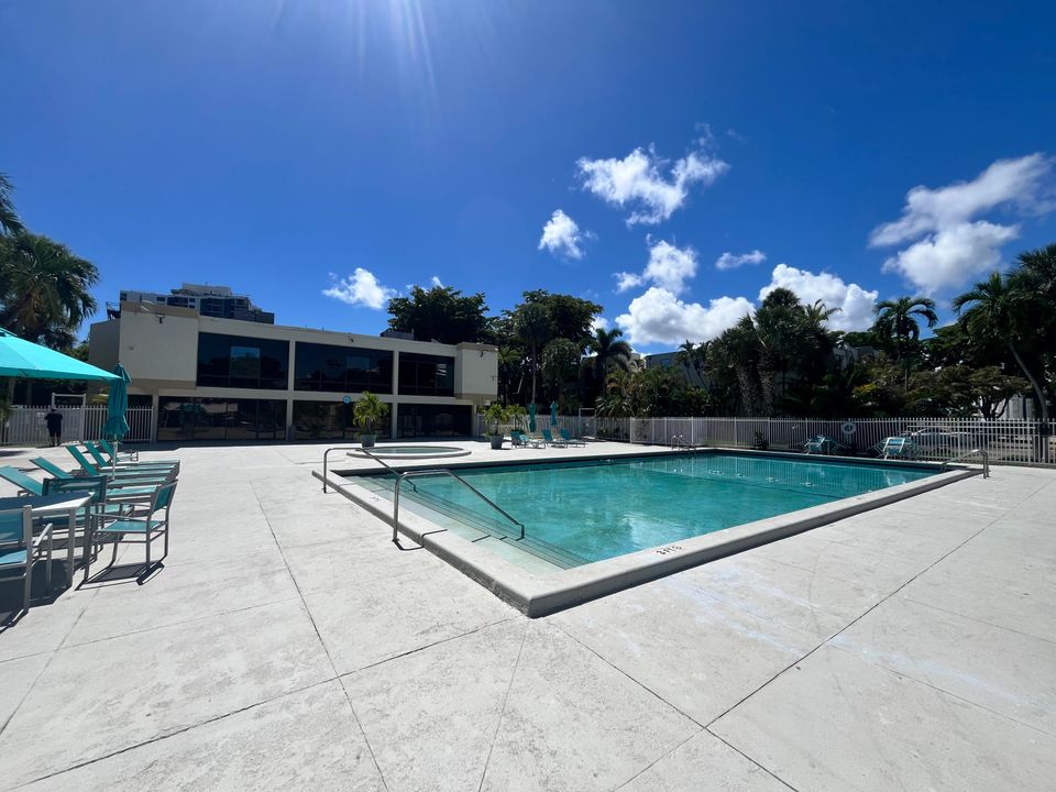 For Sale: $275,000 (2 beds, 2 baths, 1170 Square Feet)