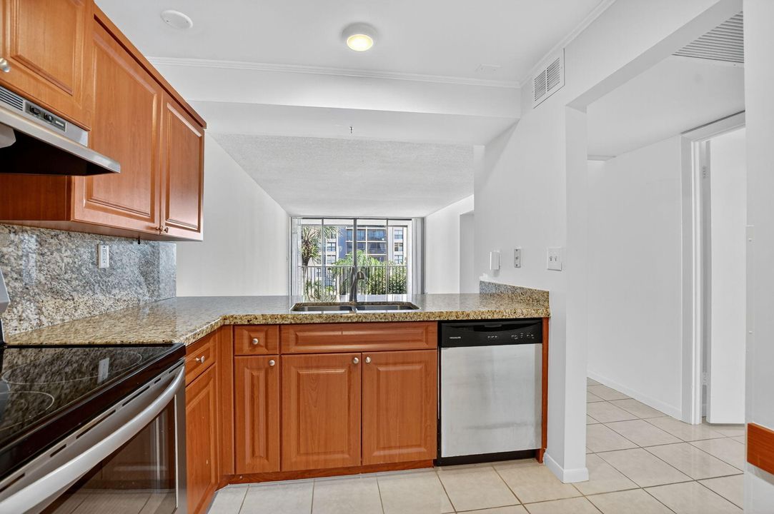 For Sale: $345,000 (2 beds, 2 baths, 1095 Square Feet)