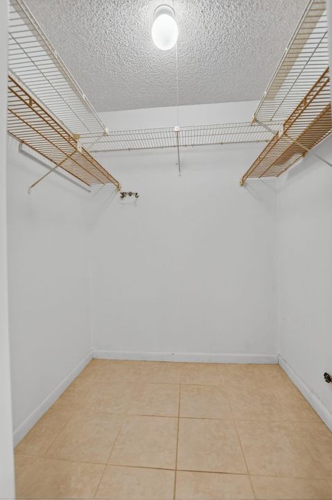 For Sale: $345,000 (2 beds, 2 baths, 1095 Square Feet)