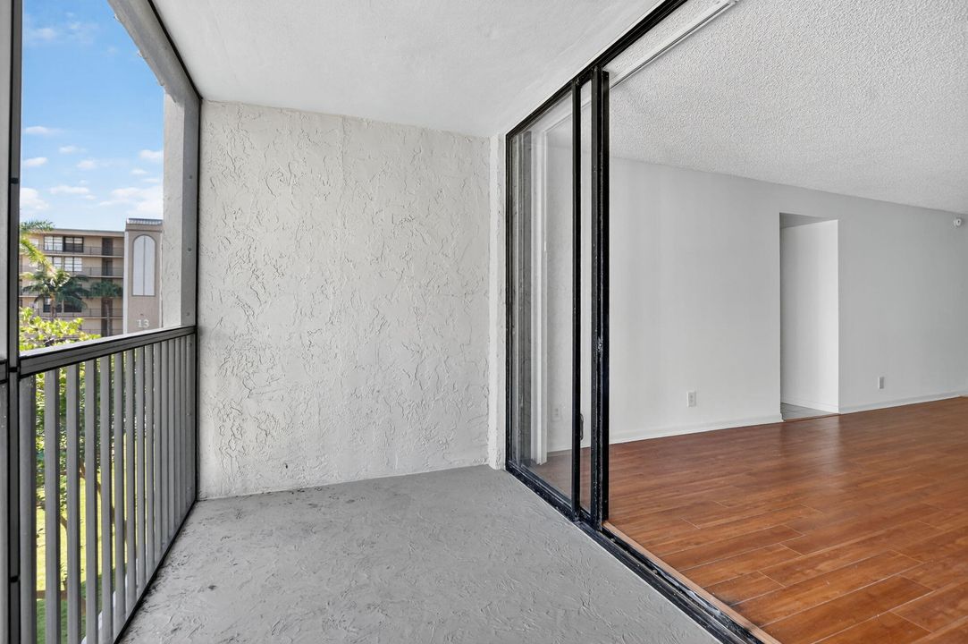 For Sale: $345,000 (2 beds, 2 baths, 1095 Square Feet)