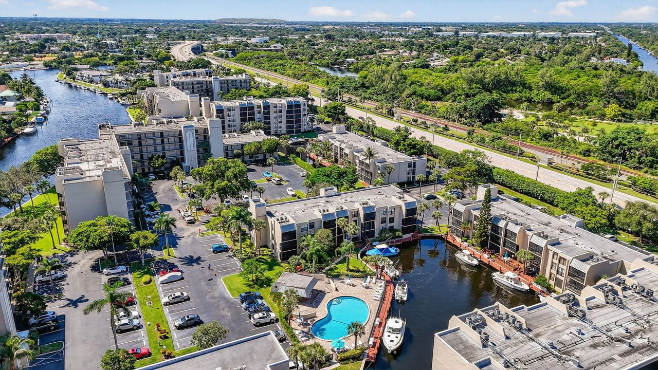 For Sale: $345,000 (2 beds, 2 baths, 1095 Square Feet)