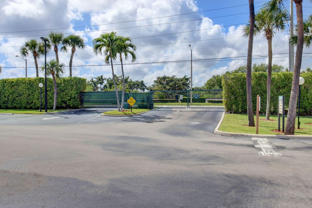 For Sale: $345,000 (2 beds, 2 baths, 1095 Square Feet)