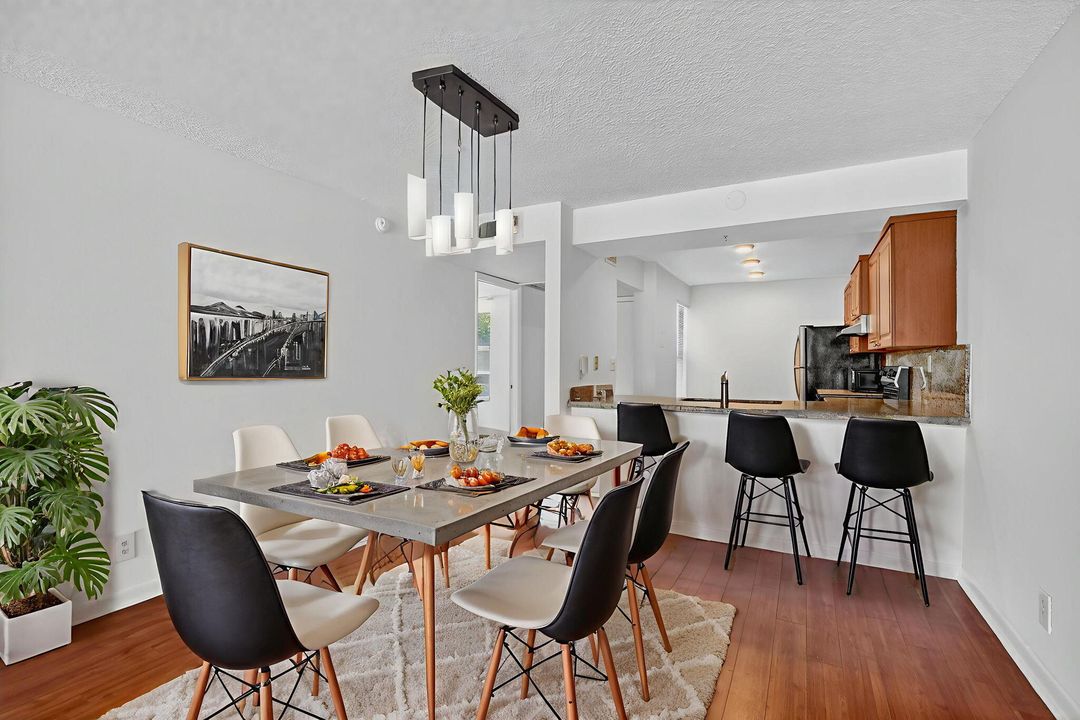 For Sale: $345,000 (2 beds, 2 baths, 1095 Square Feet)