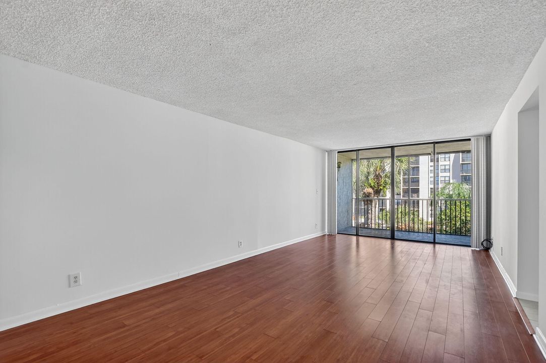 For Sale: $345,000 (2 beds, 2 baths, 1095 Square Feet)