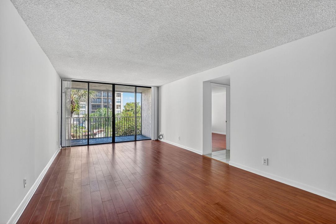 For Sale: $345,000 (2 beds, 2 baths, 1095 Square Feet)