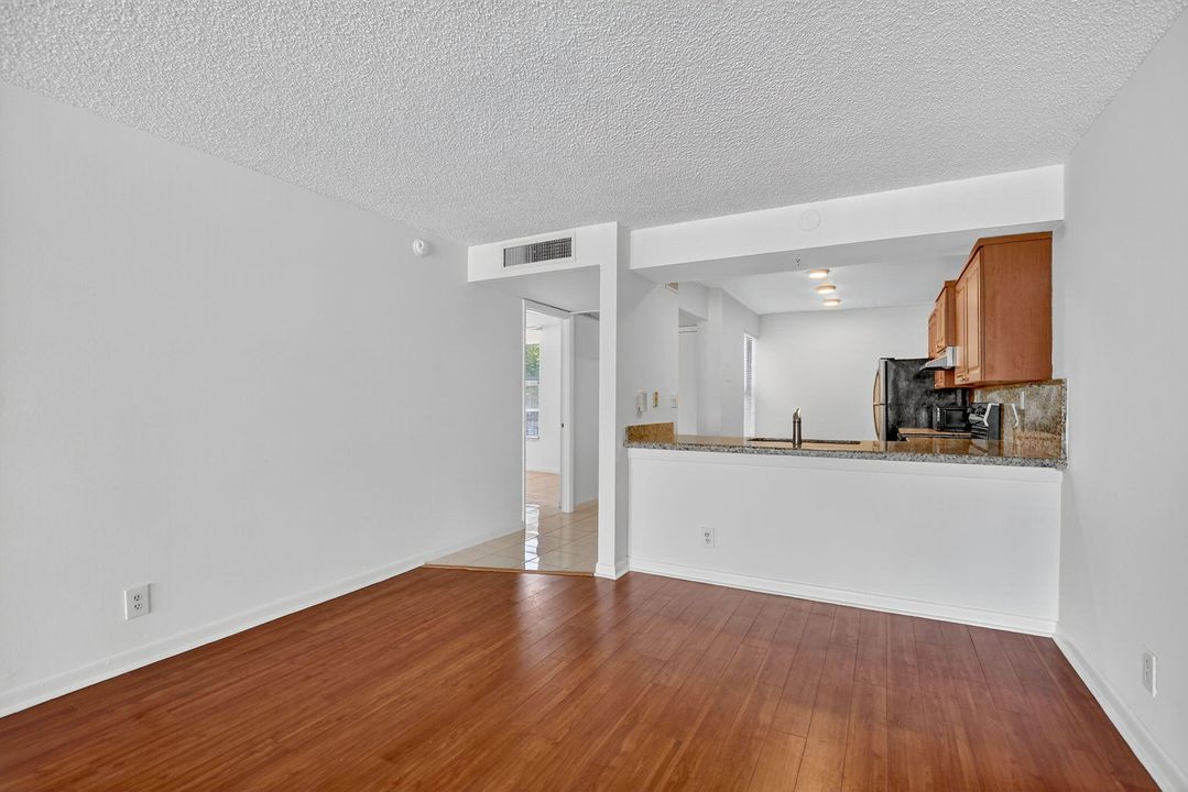 For Sale: $345,000 (2 beds, 2 baths, 1095 Square Feet)
