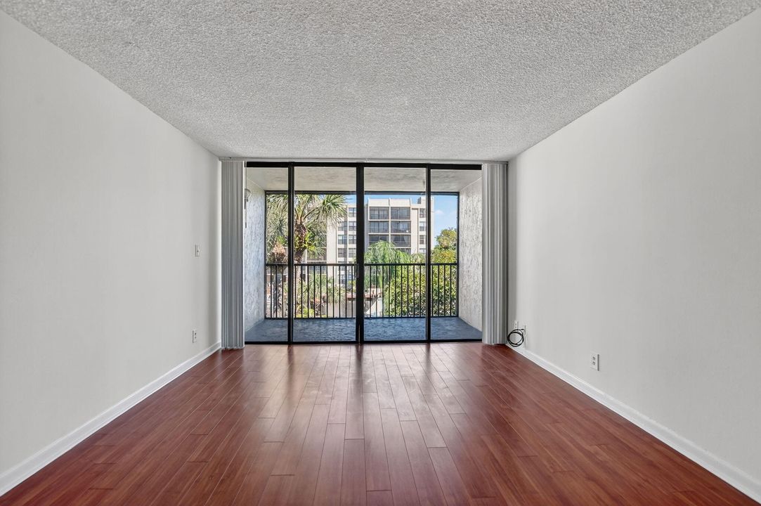 For Sale: $345,000 (2 beds, 2 baths, 1095 Square Feet)