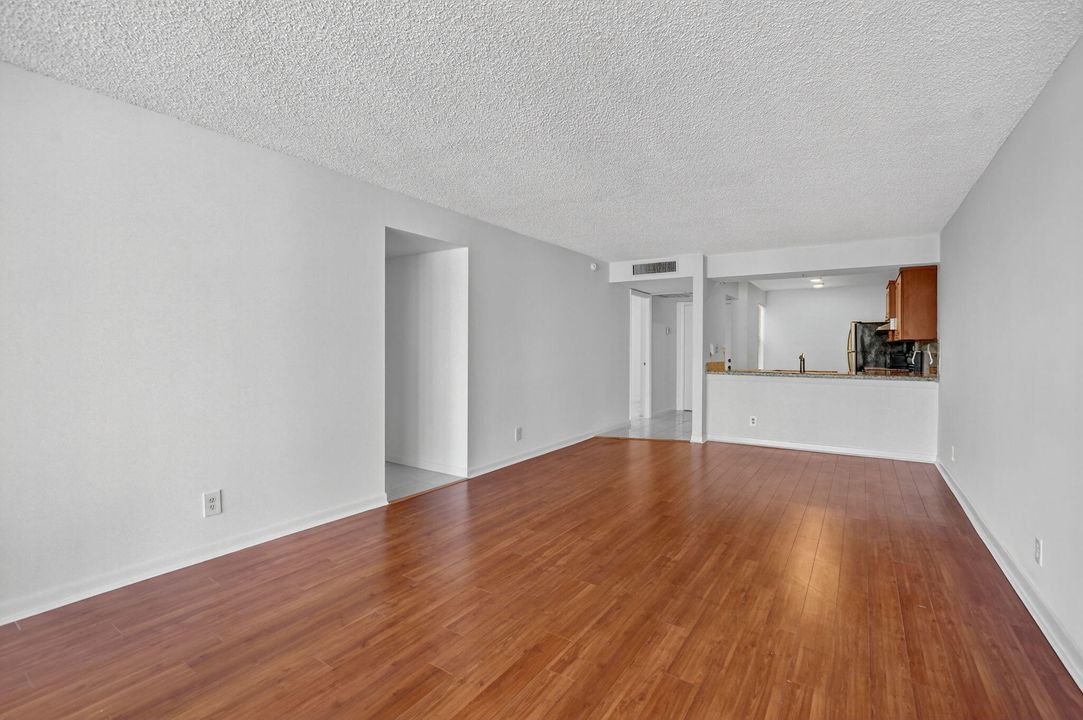 For Sale: $345,000 (2 beds, 2 baths, 1095 Square Feet)