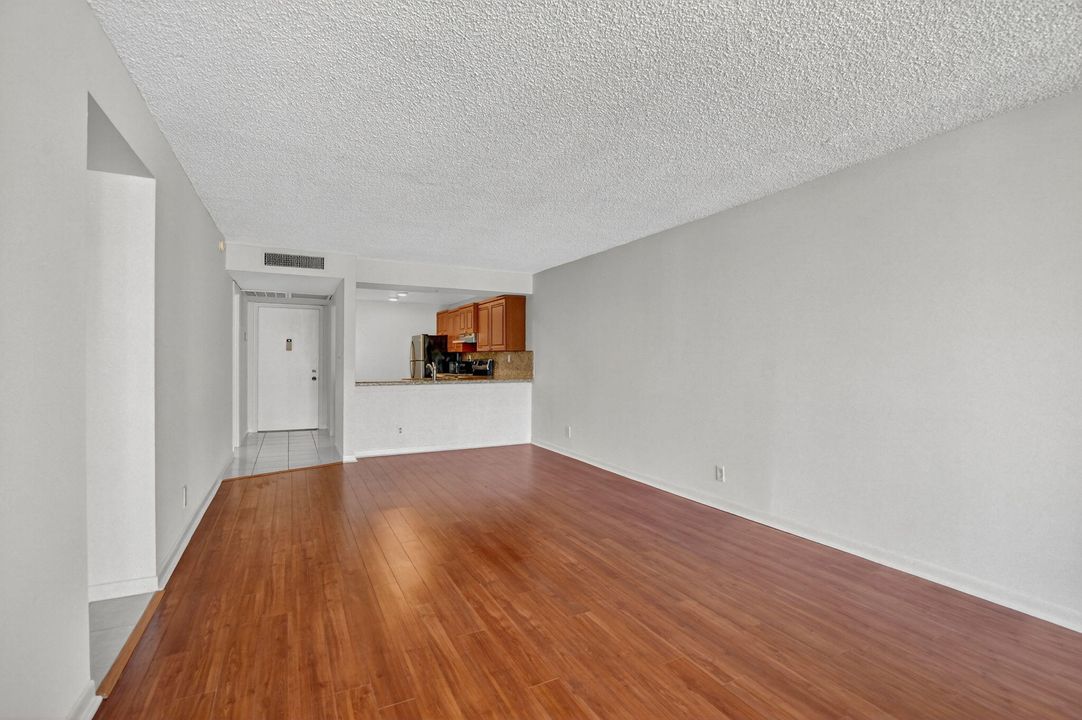 For Sale: $345,000 (2 beds, 2 baths, 1095 Square Feet)
