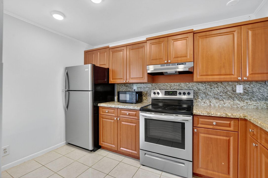 For Sale: $345,000 (2 beds, 2 baths, 1095 Square Feet)