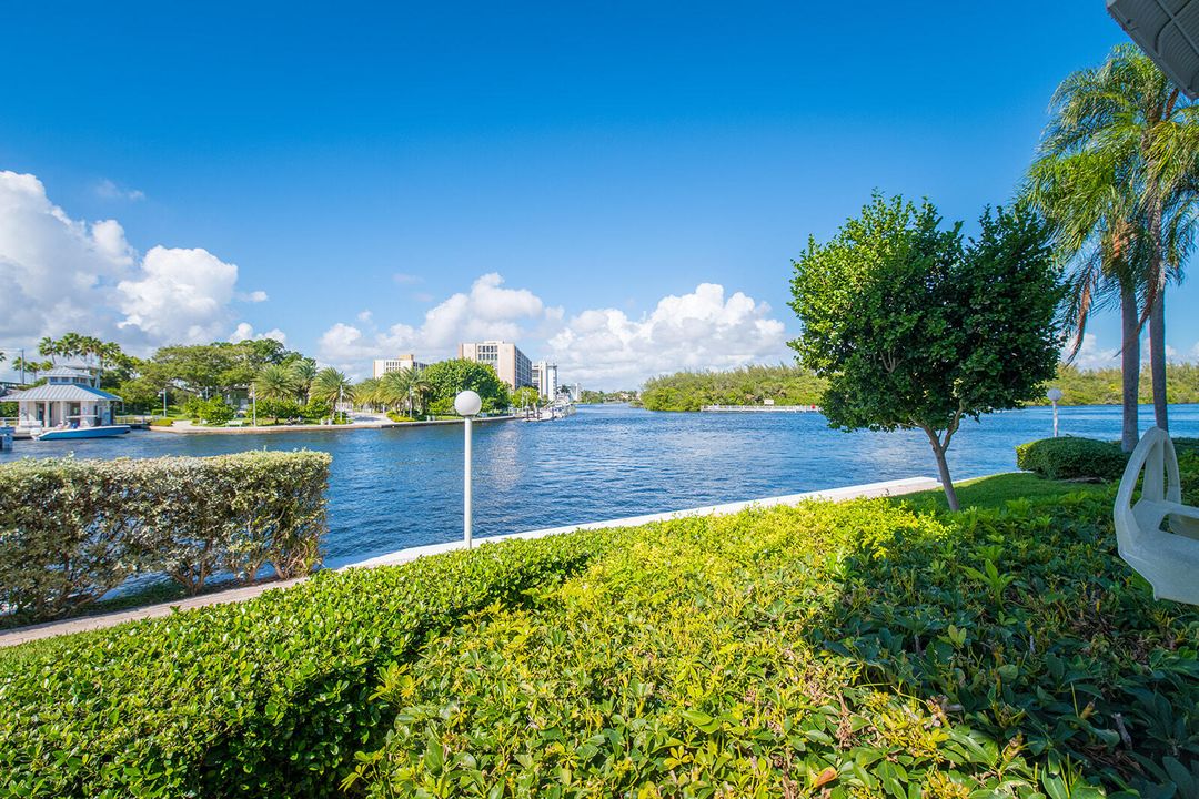 For Rent: $4,500 (2 beds, 2 baths, 941 Square Feet)