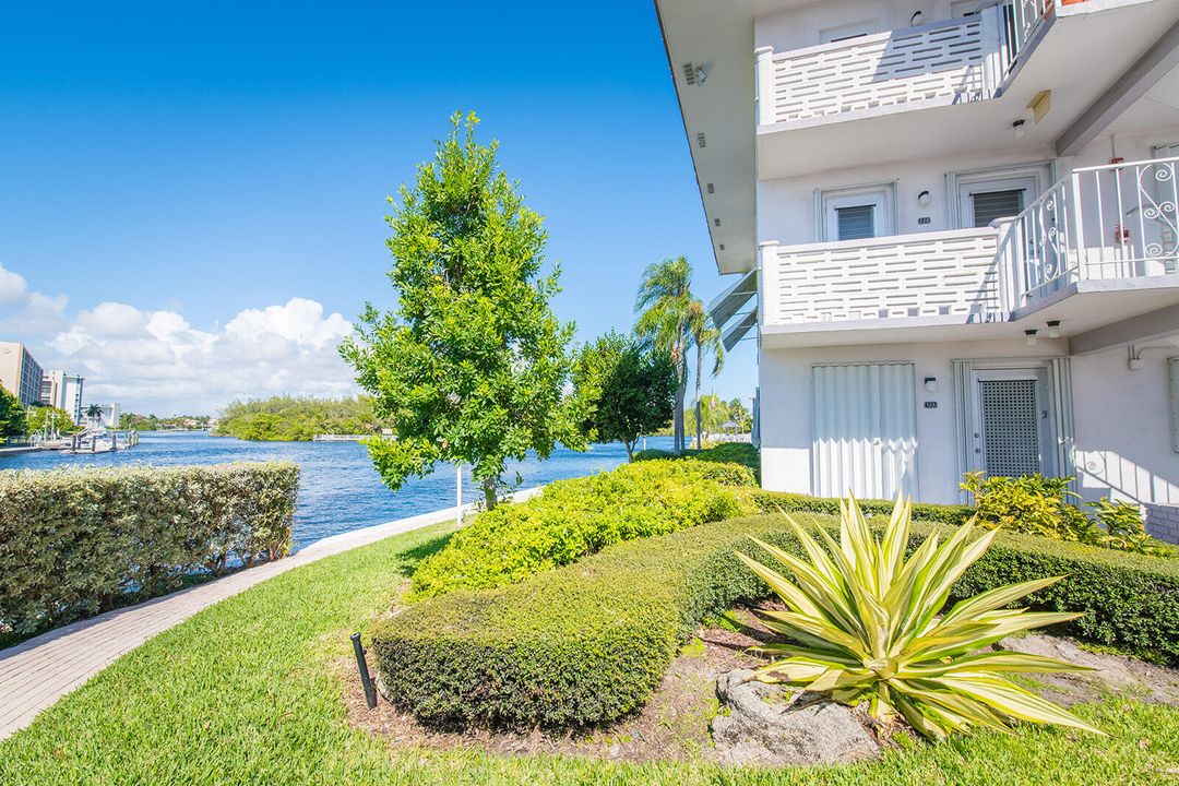 For Rent: $4,500 (2 beds, 2 baths, 941 Square Feet)