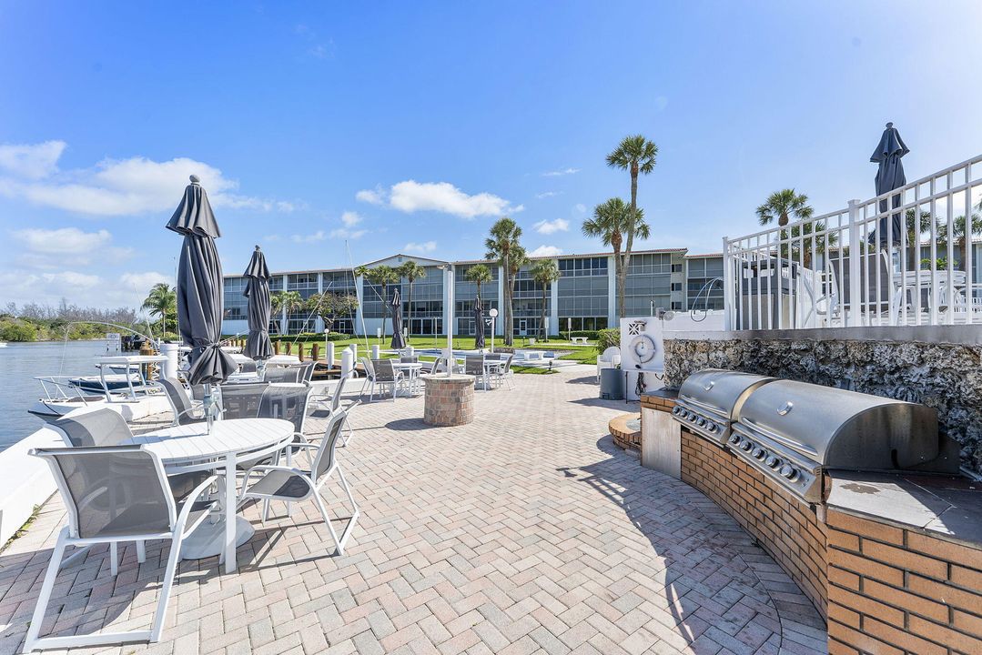 For Rent: $4,500 (2 beds, 2 baths, 941 Square Feet)