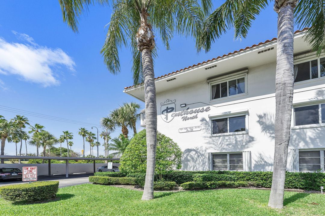 For Rent: $4,500 (2 beds, 2 baths, 941 Square Feet)