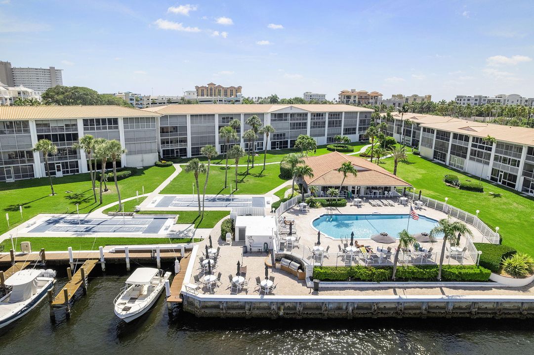 For Rent: $4,500 (2 beds, 2 baths, 941 Square Feet)