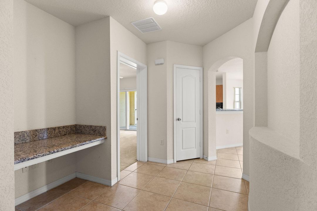 合同活跃: $199,900 (2 贝兹, 2 浴室, 1350 平方英尺)