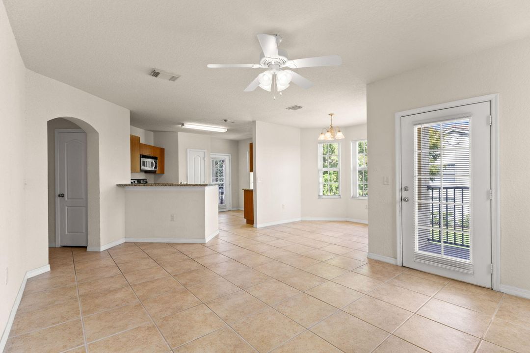 合同活跃: $199,900 (2 贝兹, 2 浴室, 1350 平方英尺)