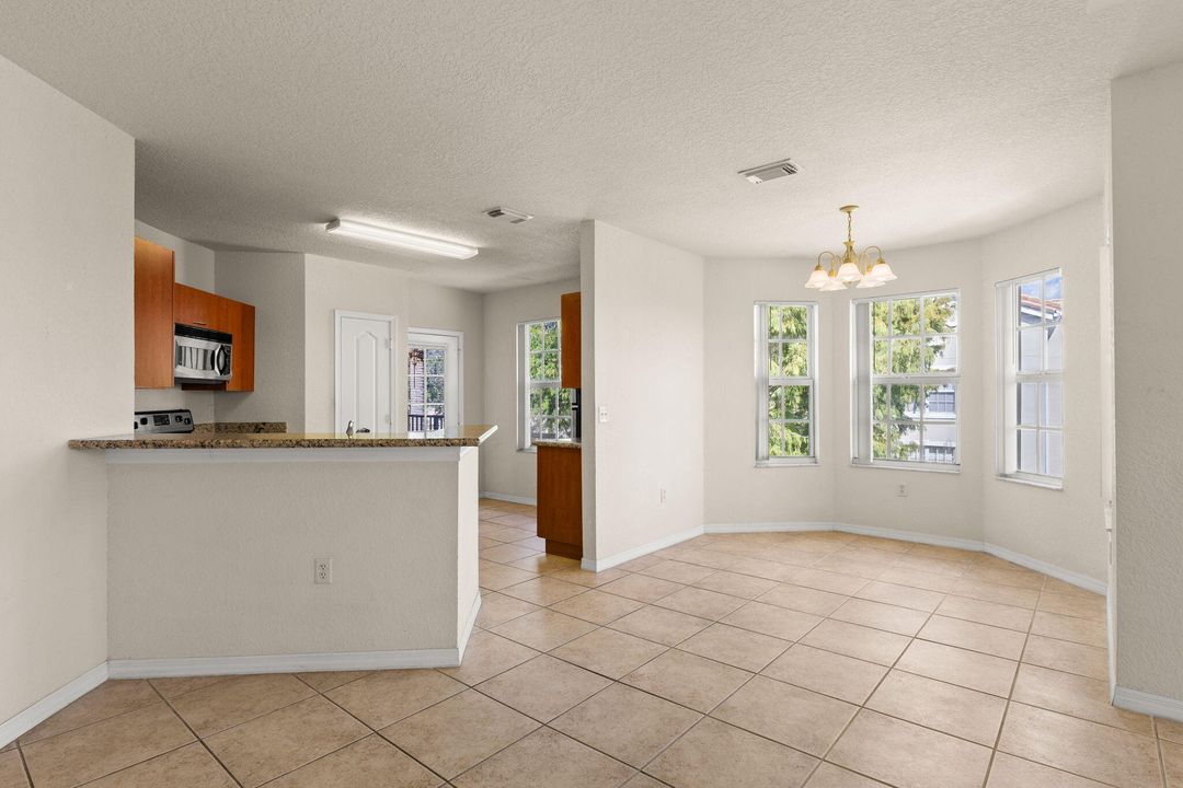 合同活跃: $199,900 (2 贝兹, 2 浴室, 1350 平方英尺)