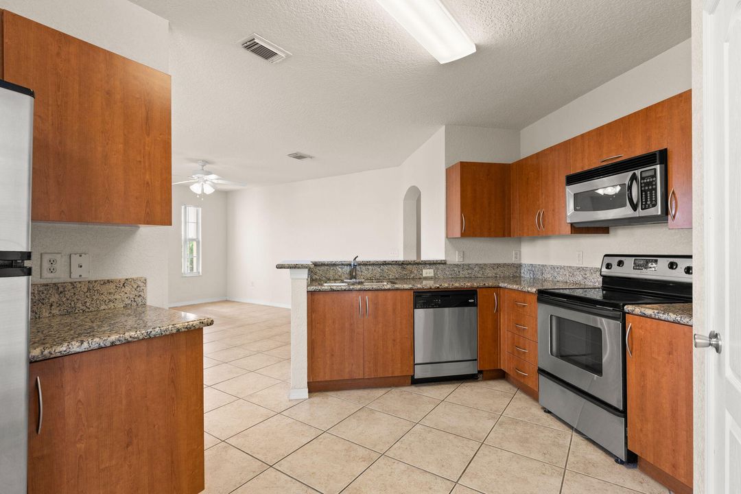 合同活跃: $199,900 (2 贝兹, 2 浴室, 1350 平方英尺)