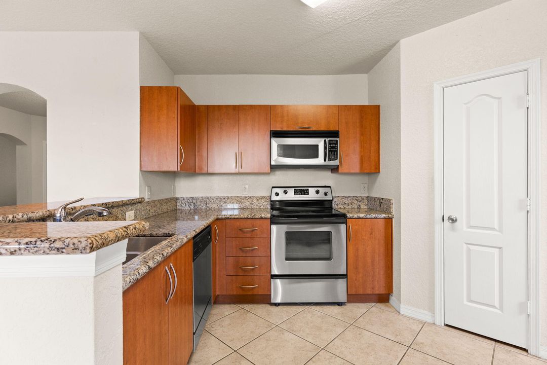 合同活跃: $199,900 (2 贝兹, 2 浴室, 1350 平方英尺)