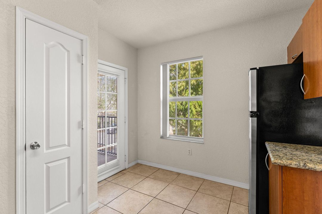 合同活跃: $199,900 (2 贝兹, 2 浴室, 1350 平方英尺)