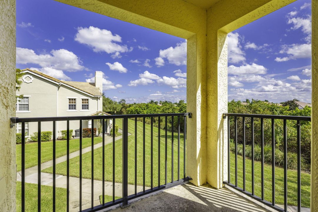 合同活跃: $199,900 (2 贝兹, 2 浴室, 1350 平方英尺)