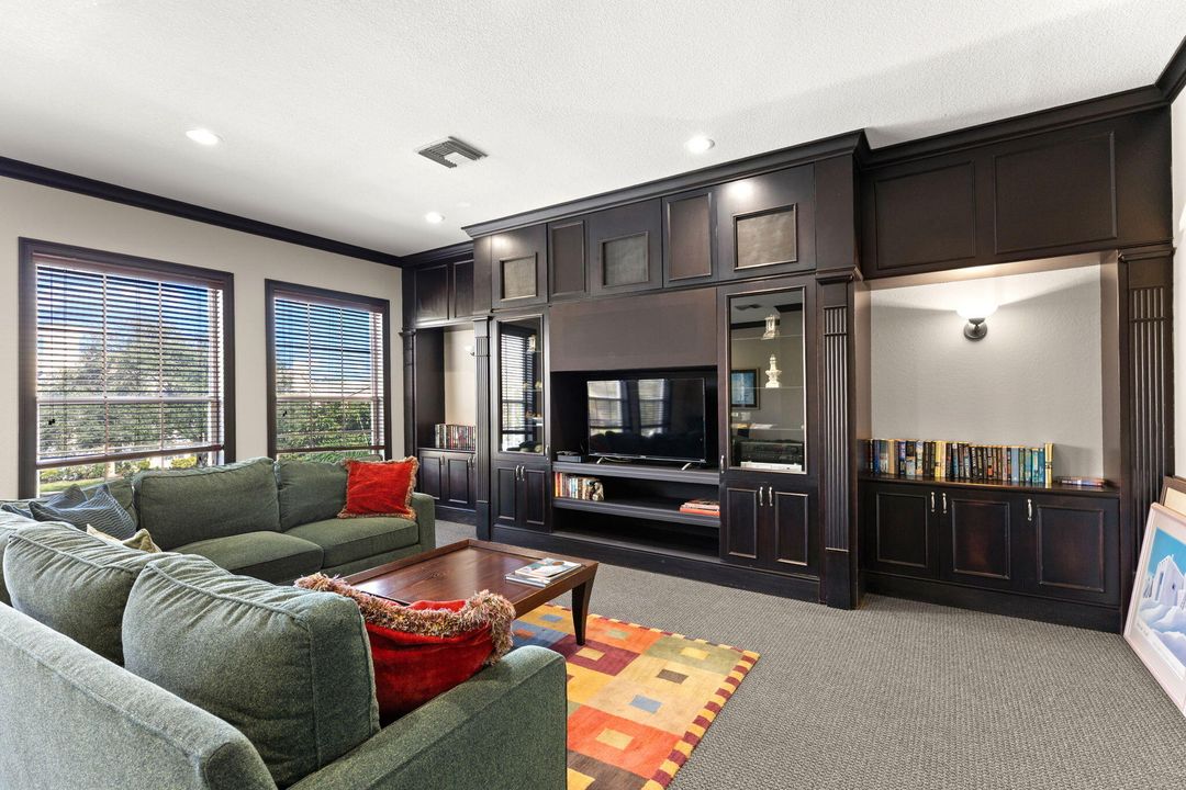 合同活跃: $199,900 (2 贝兹, 2 浴室, 1350 平方英尺)