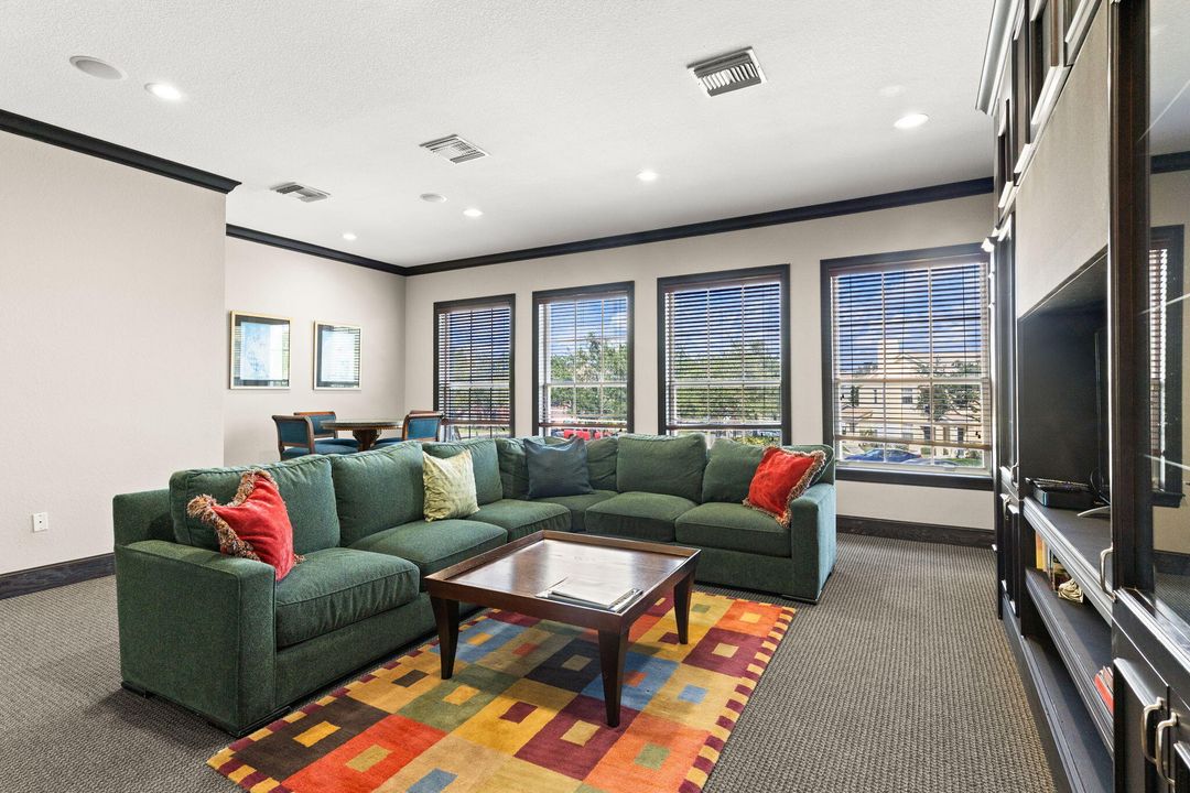 合同活跃: $199,900 (2 贝兹, 2 浴室, 1350 平方英尺)