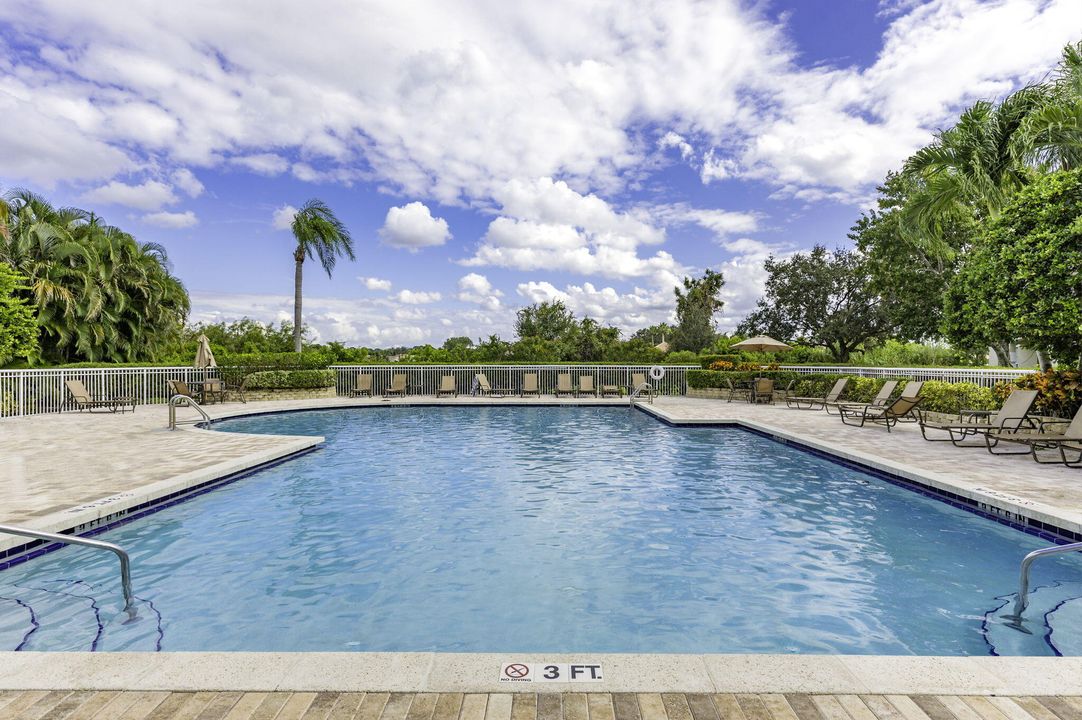 合同活跃: $199,900 (2 贝兹, 2 浴室, 1350 平方英尺)