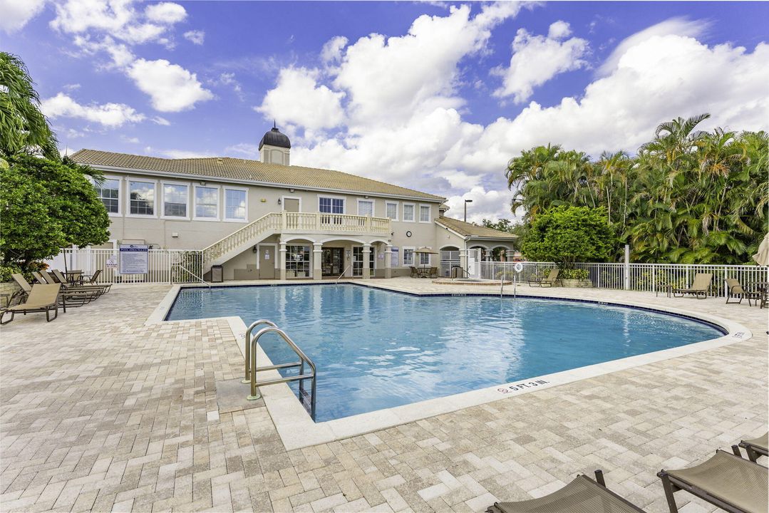 合同活跃: $199,900 (2 贝兹, 2 浴室, 1350 平方英尺)