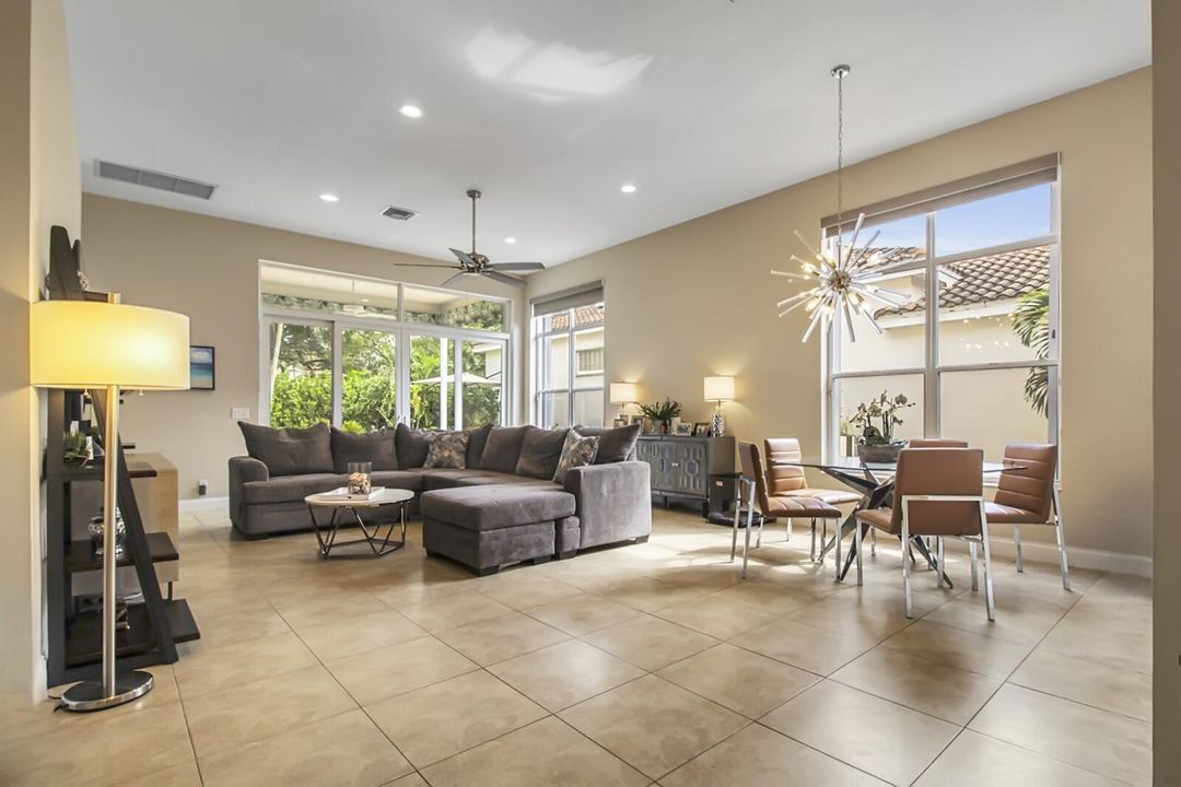 Под контрактом: $399,900 (3 спален, 2 ванн, 1950 Квадратных фут)