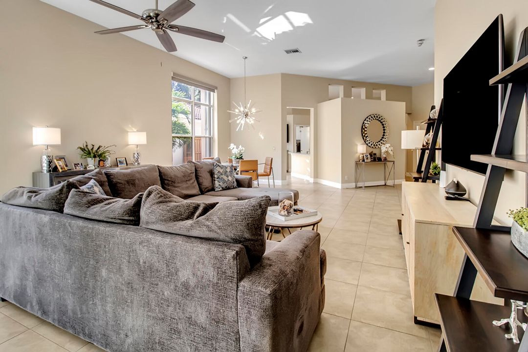 Под контрактом: $399,900 (3 спален, 2 ванн, 1950 Квадратных фут)