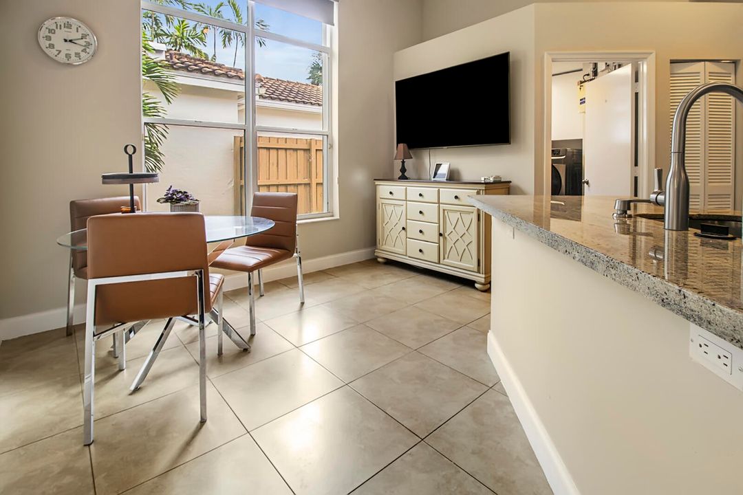 Под контрактом: $399,900 (3 спален, 2 ванн, 1950 Квадратных фут)