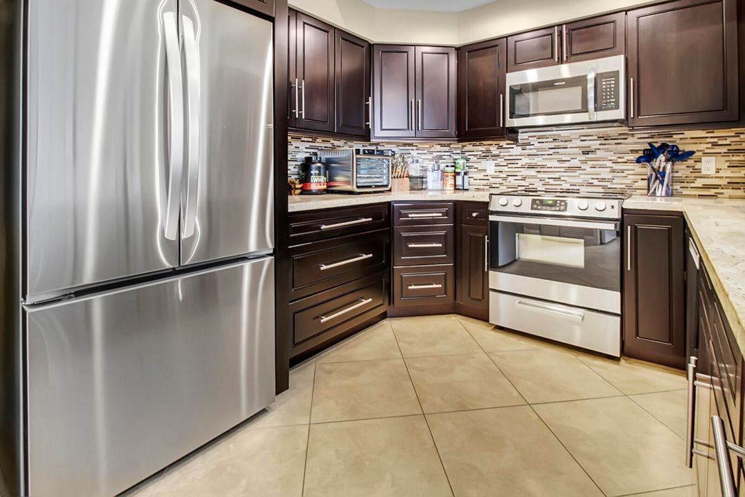 Под контрактом: $399,900 (3 спален, 2 ванн, 1950 Квадратных фут)