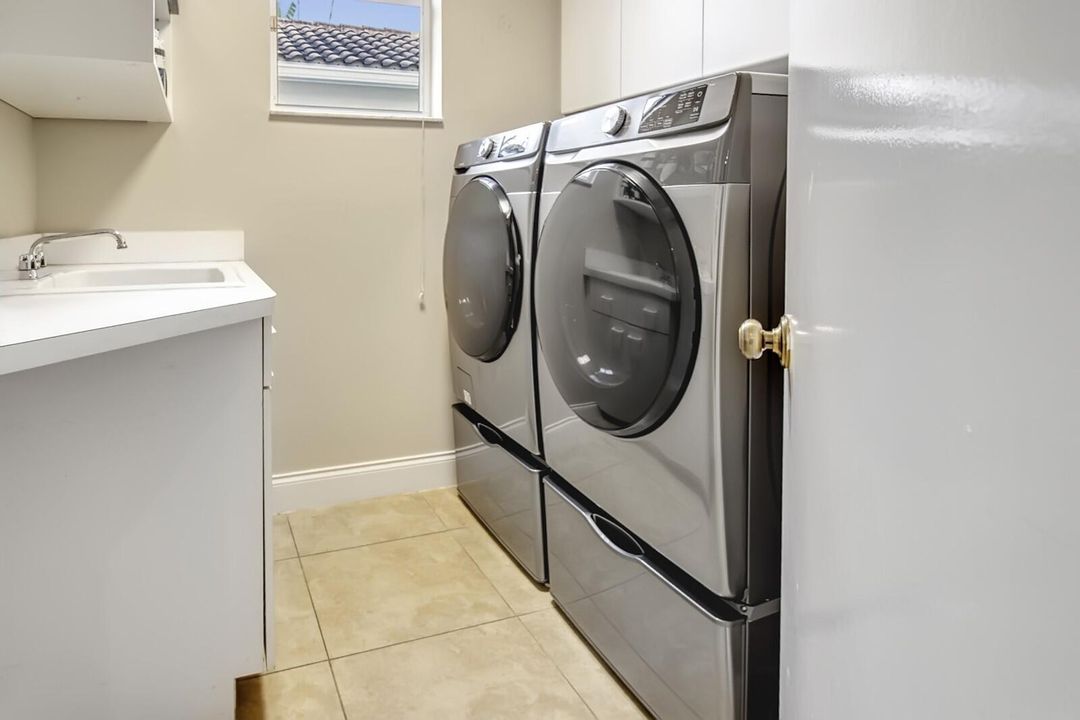 Под контрактом: $399,900 (3 спален, 2 ванн, 1950 Квадратных фут)