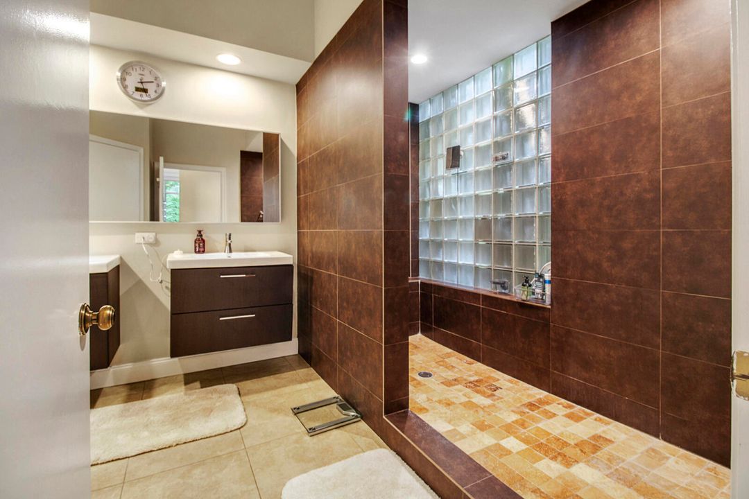 Под контрактом: $399,900 (3 спален, 2 ванн, 1950 Квадратных фут)