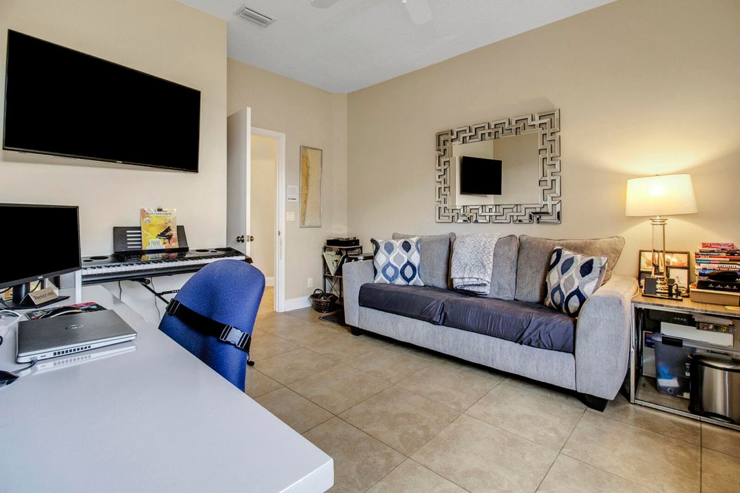 Под контрактом: $399,900 (3 спален, 2 ванн, 1950 Квадратных фут)