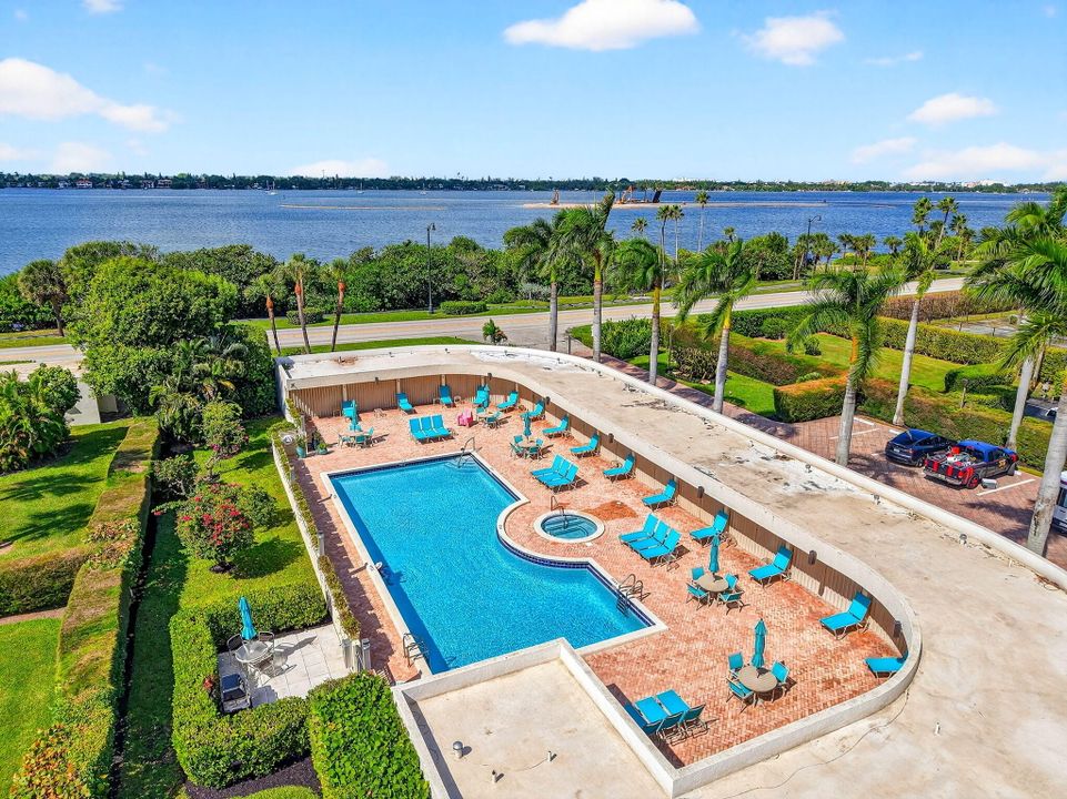 For Sale: $1,395,000 (2 beds, 2 baths, 1714 Square Feet)