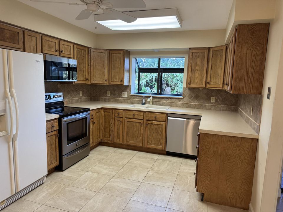 合同活跃: $2,600 (3 贝兹, 2 浴室, 1708 平方英尺)