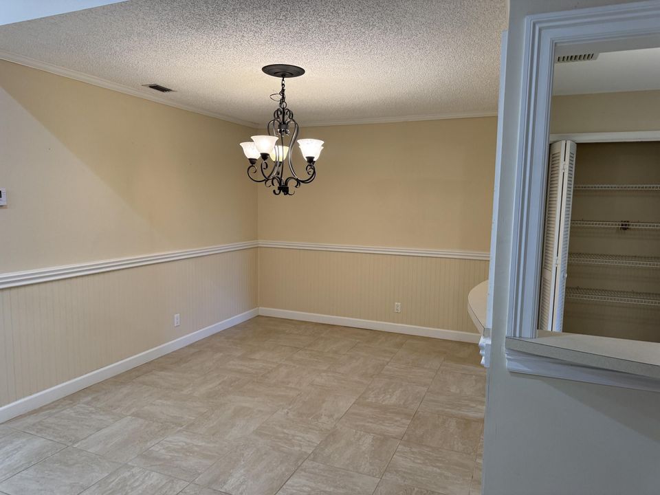 合同活跃: $2,600 (3 贝兹, 2 浴室, 1708 平方英尺)