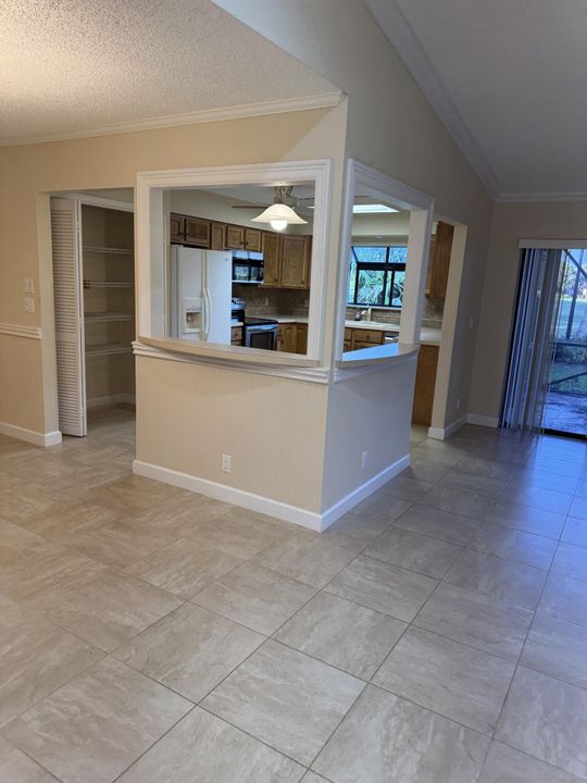 合同活跃: $2,600 (3 贝兹, 2 浴室, 1708 平方英尺)