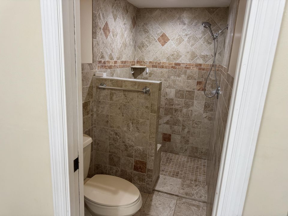 合同活跃: $2,600 (3 贝兹, 2 浴室, 1708 平方英尺)