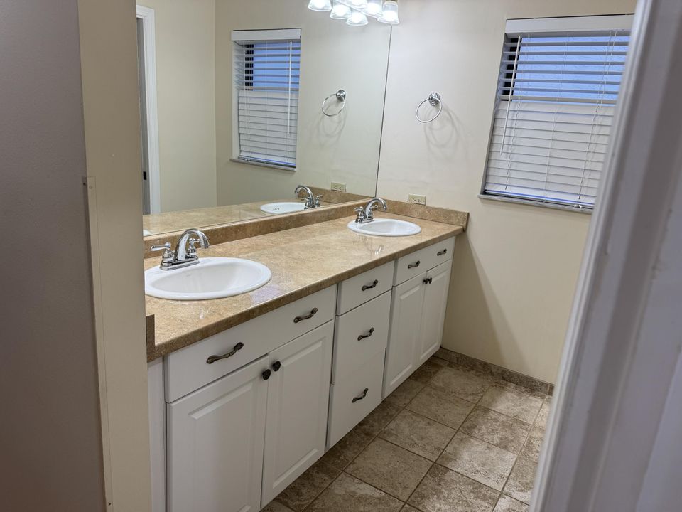 合同活跃: $2,600 (3 贝兹, 2 浴室, 1708 平方英尺)