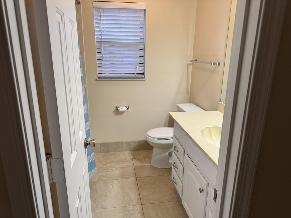 合同活跃: $2,600 (3 贝兹, 2 浴室, 1708 平方英尺)