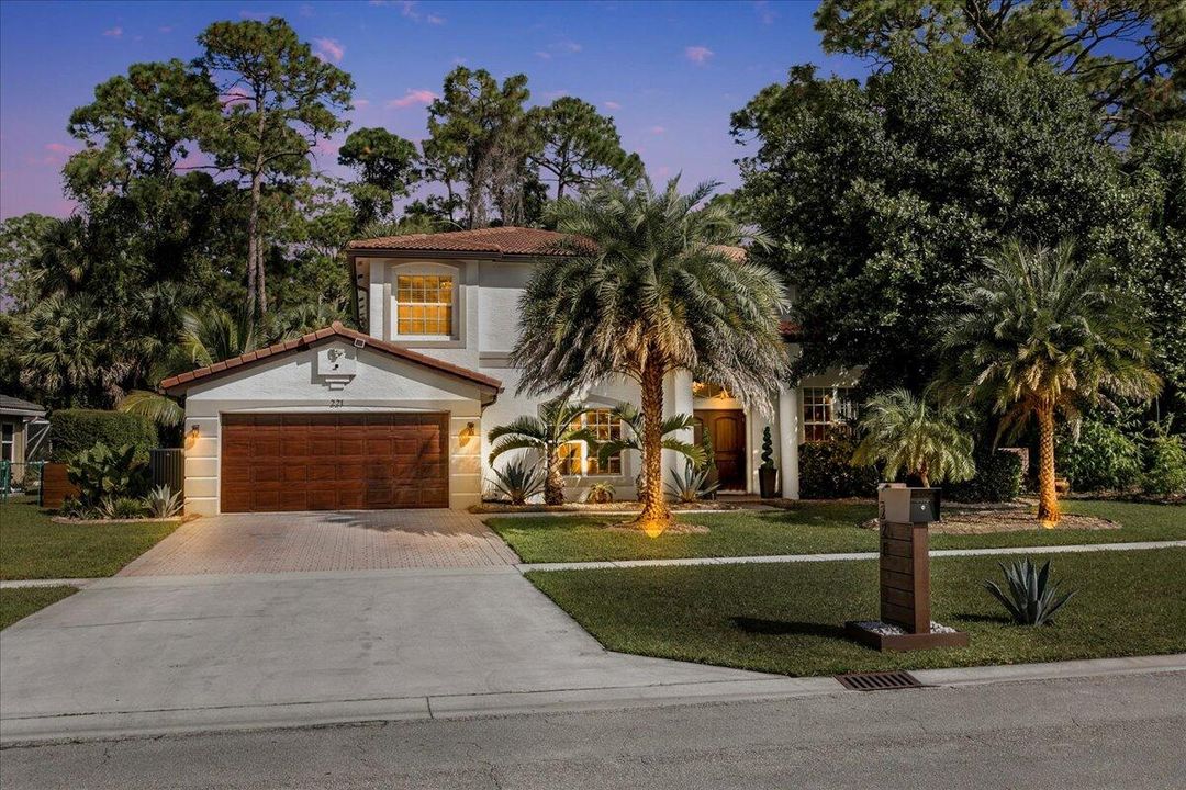 Recently Sold: $640,000 (5 beds, 3 baths, 2091 Square Feet)